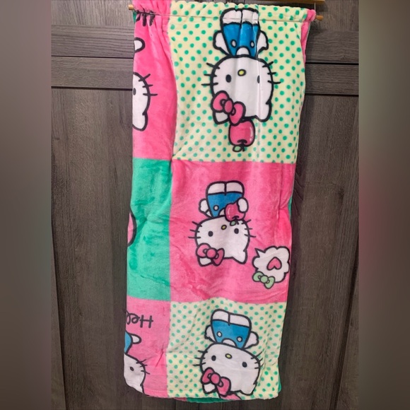 New Hello Kitty Apple Boxes Green & Pink Plush 50" x 70" Throw Blanket With Tag - Picture 2 of 7